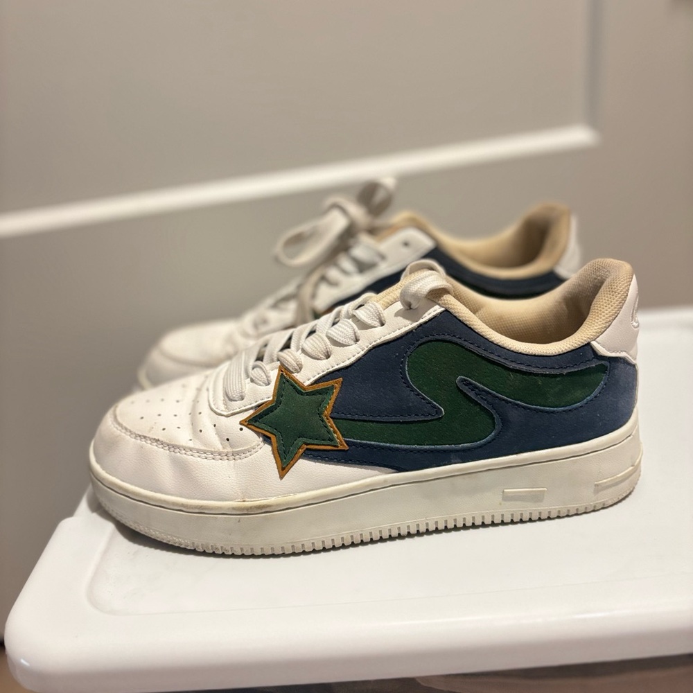 Kadulang Star Sneakers - Size 8